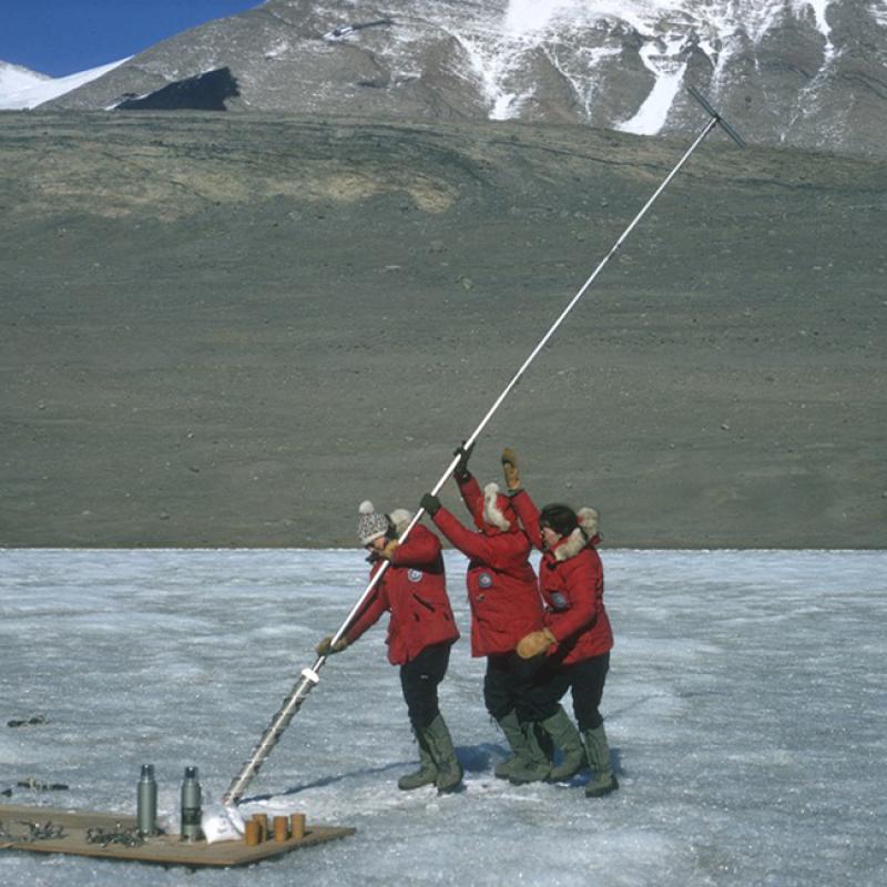 McSaveney, Tickhill and Lindsay drill into Lake Bonney in Taylor Valley.